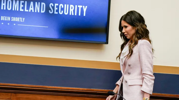 Tramp Kristi Noêmnı wazifasınnan azat itte