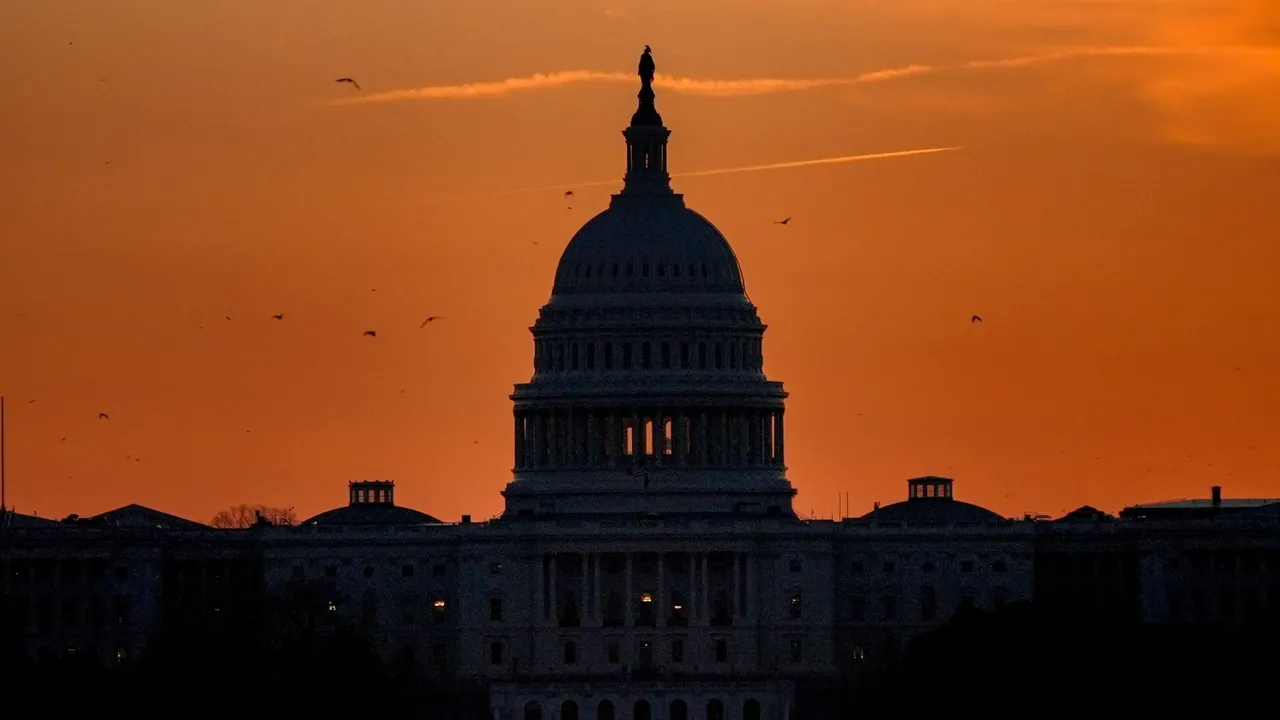 Câmara dos Representantes dos EUA rejeita proposta de limitar os poderes de guerra de Trump no Irão