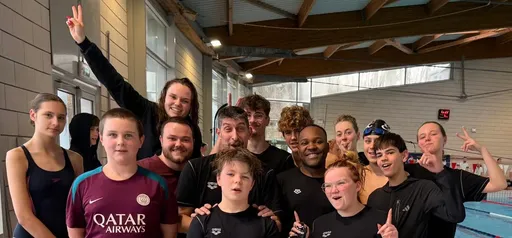 Yves Kupiata : le champion de natation de la RDC poursuit son rêve de médaille mondiale en France