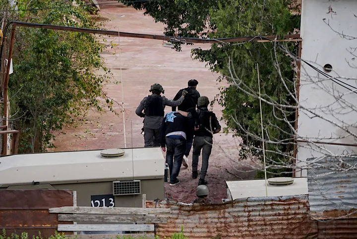 إصابة 6 فلسطينيين واعتقال اثنين خلال اعتداءات لجيش الاحتلال ومستوطِنين في الضفة الغربية