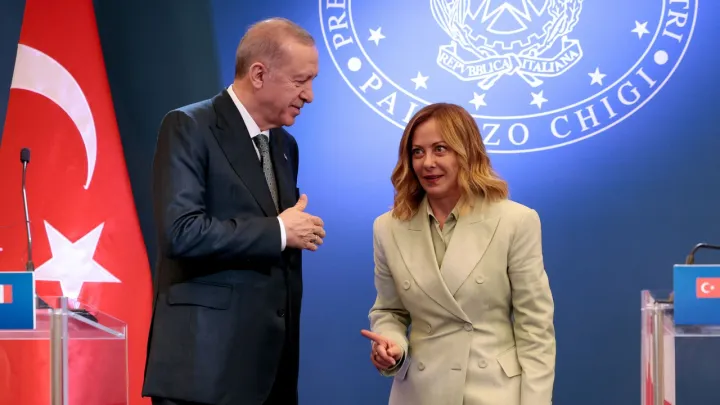 Erdogan e Meloni discutem tensões regionais enquanto a crise no Médio Oriente se intensifica