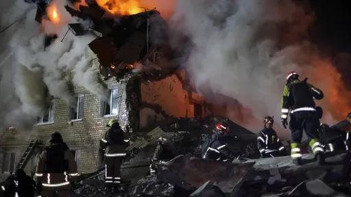 Rusiyanın raket hücumu Xarkovda yaşayış binasını vurdu: ölənlər və yaralananlar var