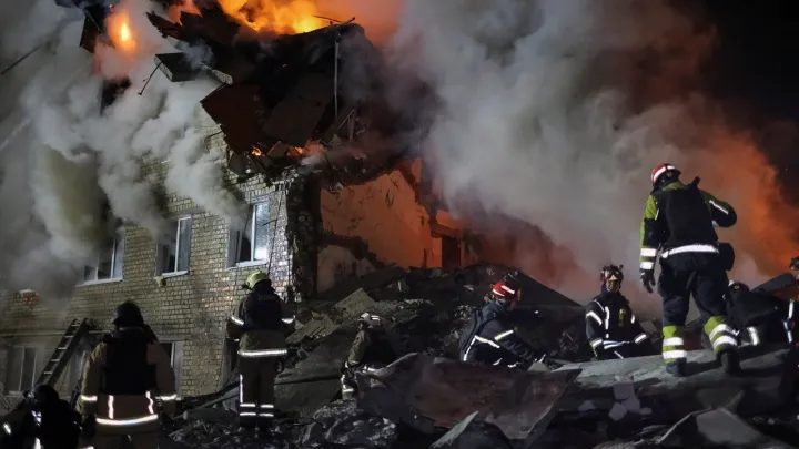 Rusiyanın raket hücumu Xarkovda yaşayış binasını vurdu: ölənlər və yaralananlar var