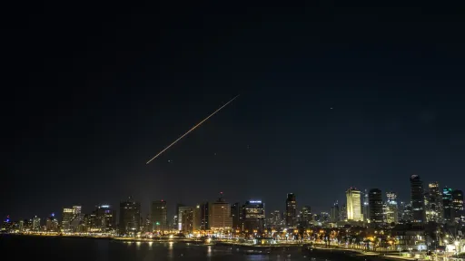 إيران تهاجم منطقة تل أبيب الكبرى بصاروخ يحمل رأساً انشطارياً