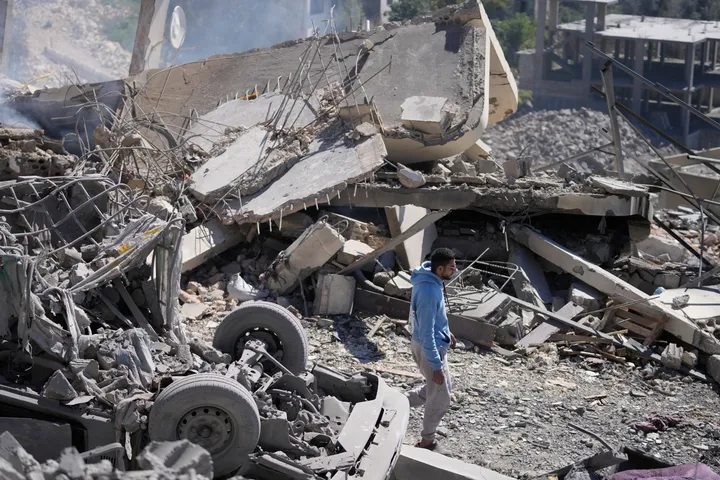 Israel intensifica su ofensiva en Líbano: casi 400 muertos y 454.000 desplazados