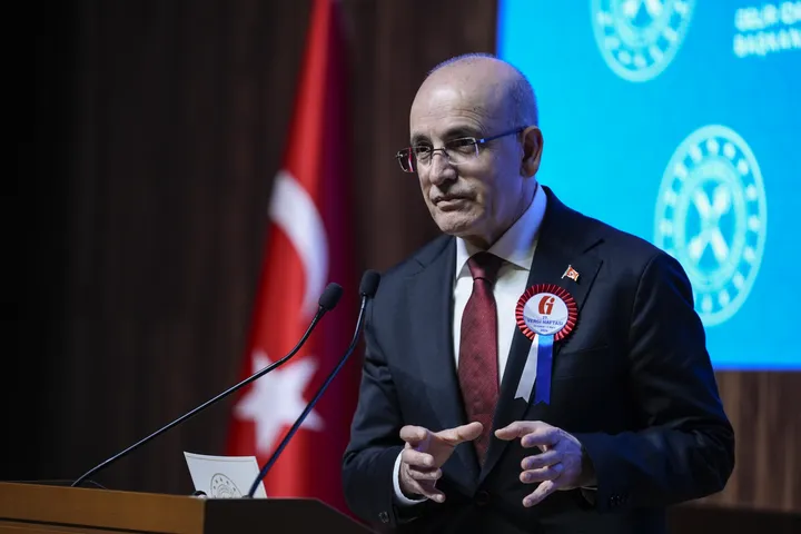 وزير المالية التركي: الصدمات الاقتصادية الحالية مؤقتة والتقلبات النفطية عابرة
