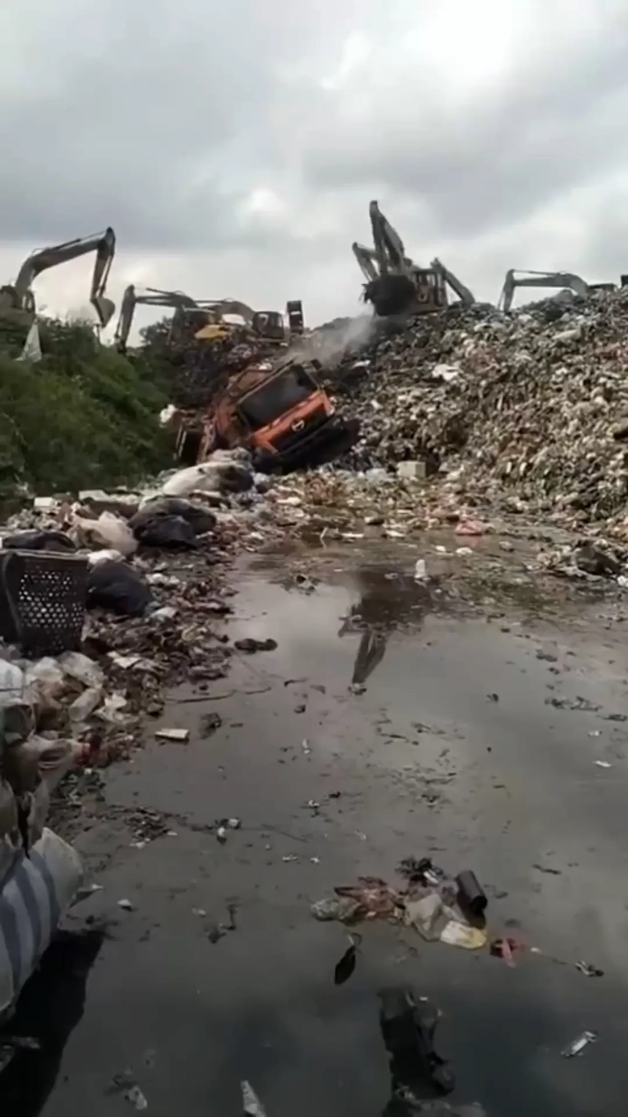 Longsor besar di TPA Bantargebang, Bekasi dipicu oleh ujan deras