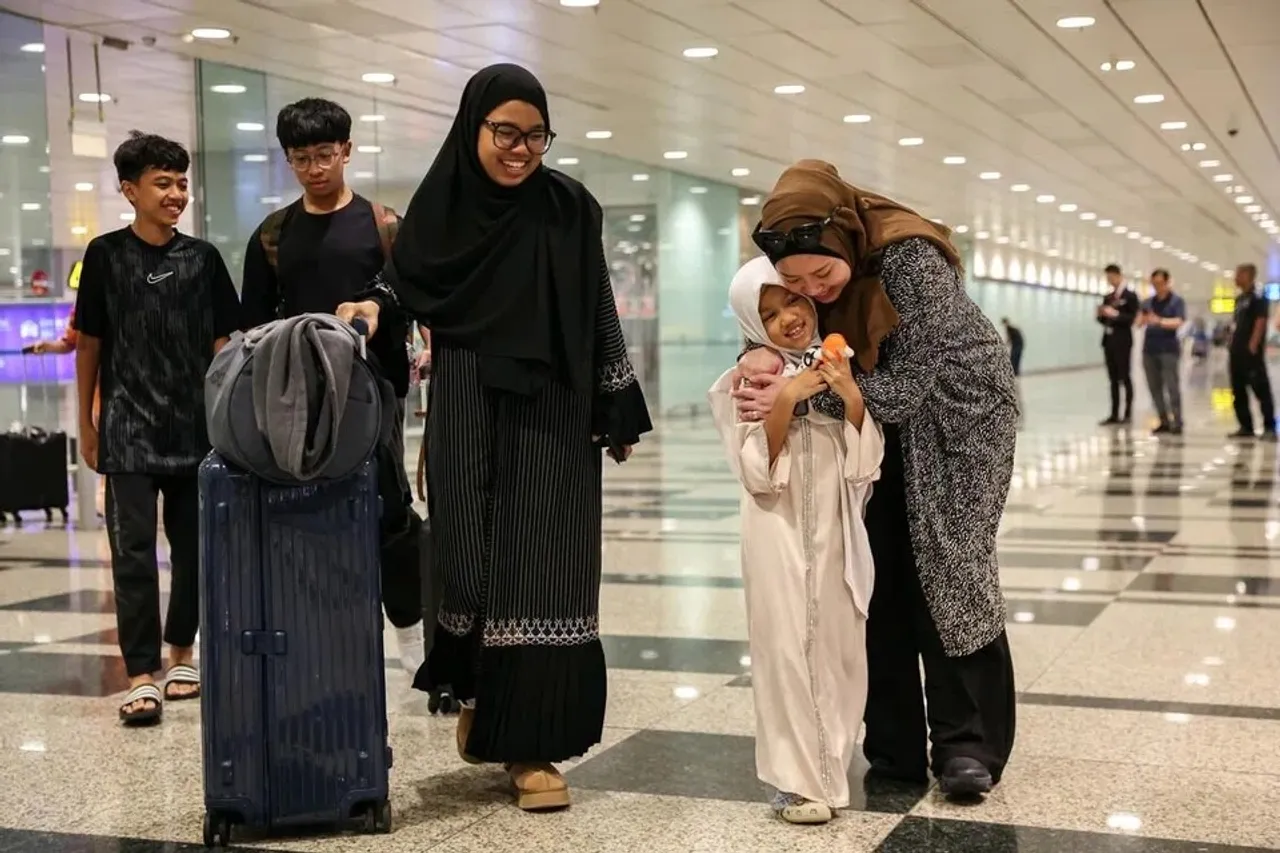Kepulangan kumpulan kedua rakyat Singapura dari Timur Tengah disambut tangisan kegembiraan