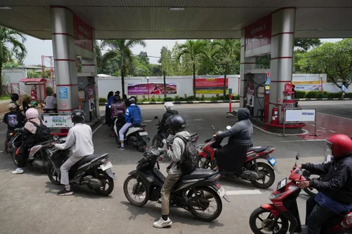 Indonesia kaji ulang subsidi dan anggaran program untuk menekan lonjakan harga bahan bakar