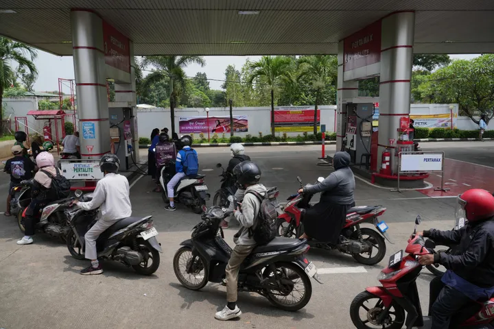 Indonesia kaji ulang subsidi dan anggaran program untuk menekan lonjakan harga bahan bakar