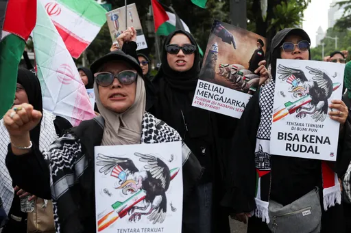 Ratusan warga Jakarta berunjuk rasa menuju Kedubes AS, protes serangan AS–Israel ke Iran