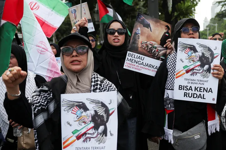 Ratusan warga Jakarta berunjuk rasa menuju Kedubes AS, protes serangan AS–Israel ke Iran
