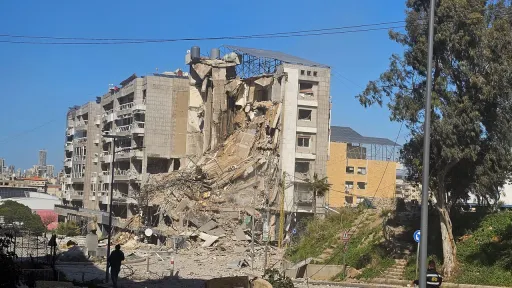 17 قتيلاً بغارات في لبنان.. والاحتلال يطلق "عملية مداهمة مركزة" بالجنوب وحزب الله يتصدى لعملية إنزال