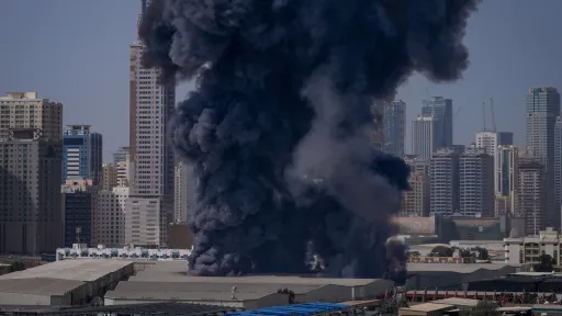 مقتل عسكريَّين بالإمارات وسط اعتراض خليجي لهجمات إيرانية.. والحرس الثوري يعلن استهداف قاعدة بالكويت