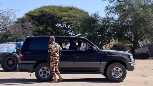 Chad shuts border with Sudan to reassert neutrality