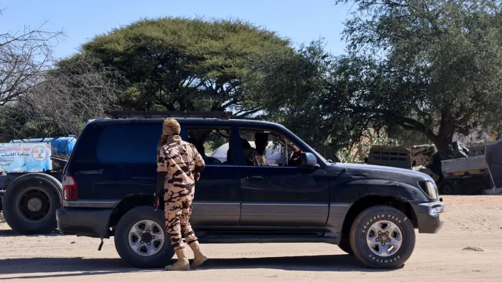 Chad shuts border with Sudan to reassert neutrality