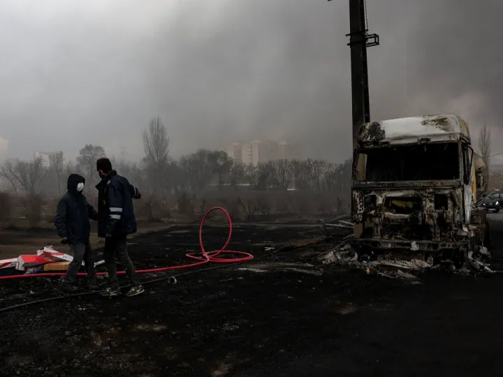 Trump diz que os EUA afundaram a marinha do Irão e destruíram bases de lançamento de mísseis