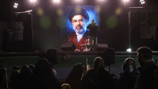 مجتبى خامنئي.. تعرّف رجل الظّل الذي أصبح المرشد الأعلى لإيران