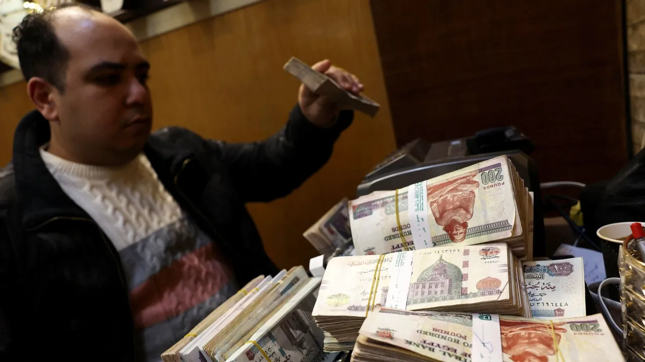Египетский фунт упал до рекордного минимума