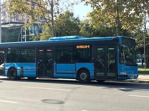 Shqipëri, ministri Karakaçi: Po diskutohet subvencionimi i transportit urban