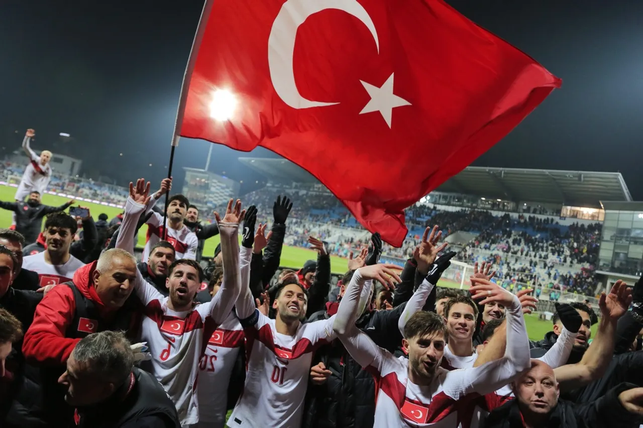 Histórico regreso de Türkiye al Mundial: clasificó tras 24 años de ausencia al vencer a Kosovo