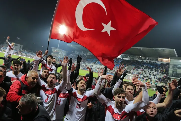 Histórico regreso de Türkiye al Mundial: clasificó tras 24 años de ausencia al vencer a Kosovo