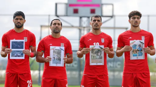 ادای احترام تیم ملی ایران به کودکان کشته‌شده در میناب پیش از بازی دوستانه در ترکیه