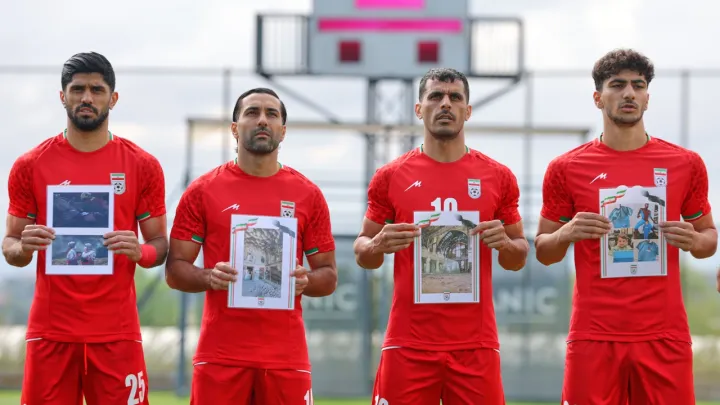 ادای احترام تیم ملی ایران به کودکان کشته‌شده در میناب پیش از بازی دوستانه در ترکیه