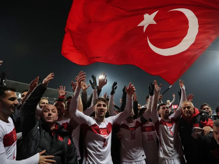 Türkiye vence o Kosovo e garante vaga no Campeonato Mundial 2026