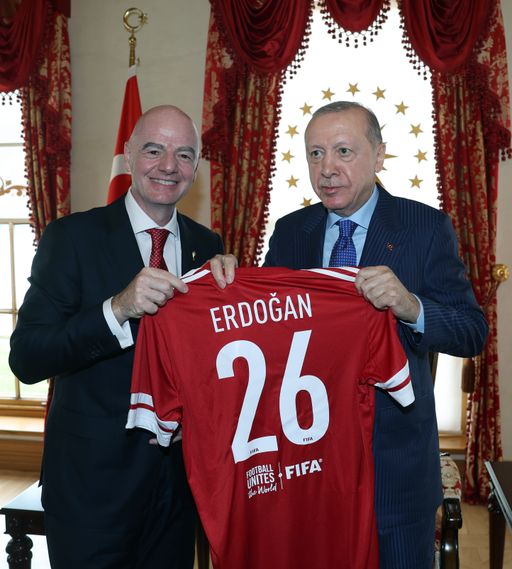 Presidenti turk pret në Istanbul kreun e FIFA s