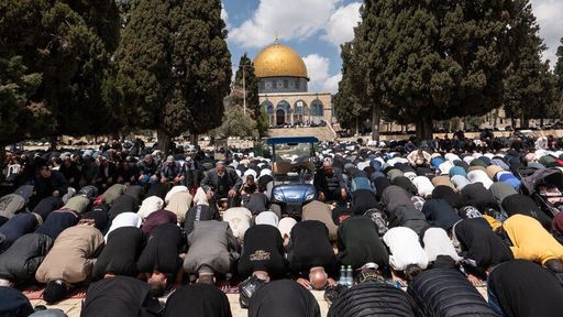 Xhamia Al Aksa rihapet për namazin e parë të xhumasë pas një mbylljeje disa javore