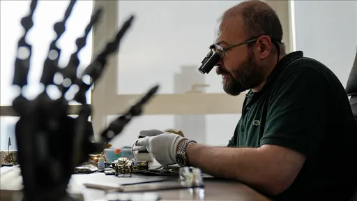 Турски хирург кој го „кроти“ времето: Поправа часовници да ги подготви вештите раце за операција