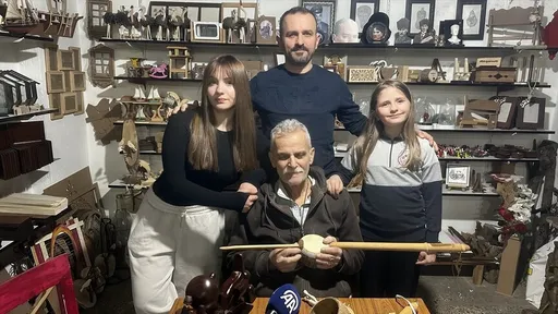 Во турска Испарта три генерации од семејството Сезер го претвораат дрвениот отпад во уметност