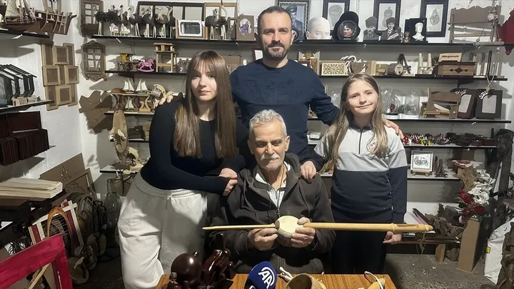Во турска Испарта три генерации од семејството Сезер го претвораат дрвениот отпад во уметност