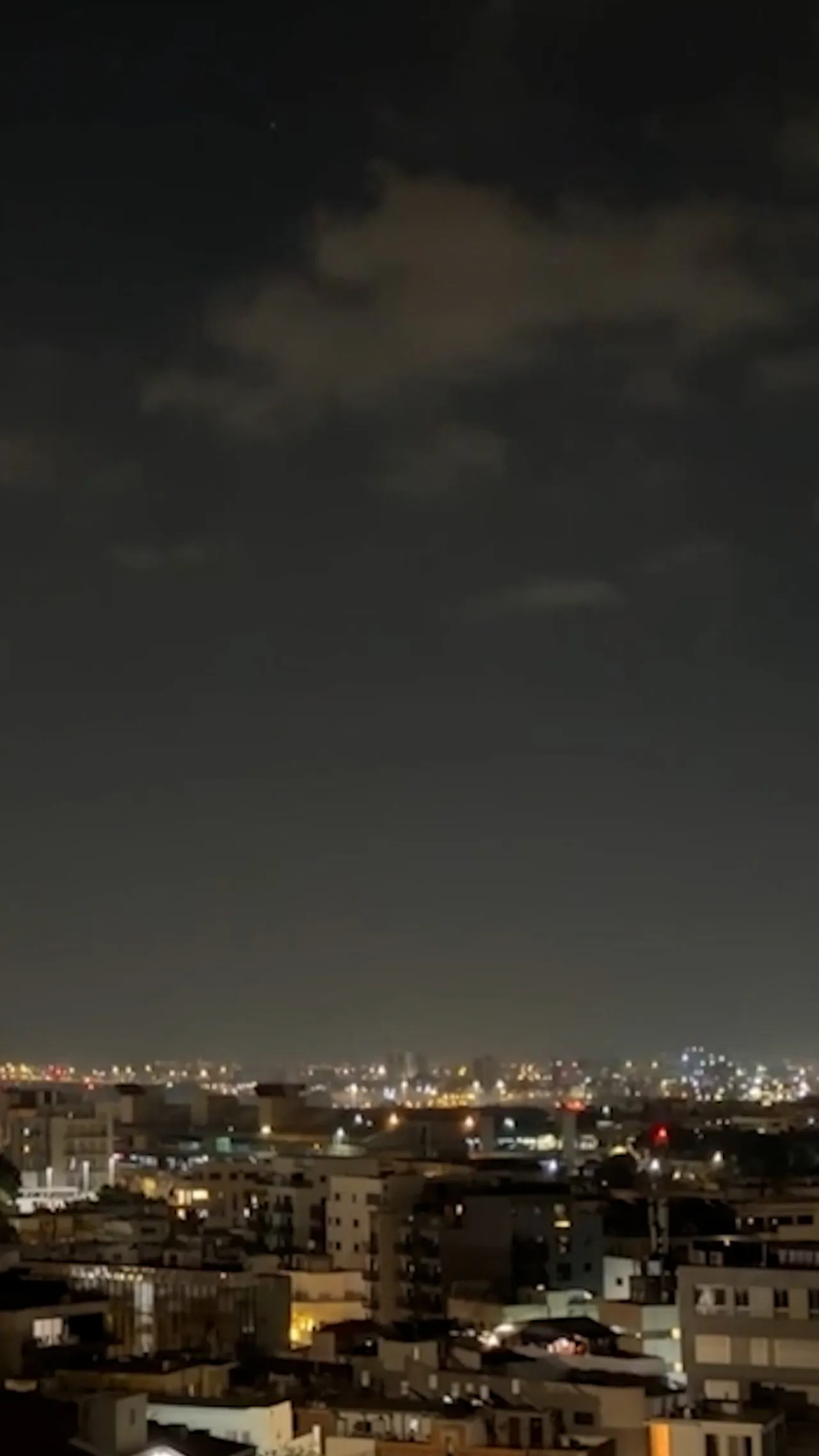 Sirene pecah di Israel saat Hizbullah klaim serangan terhadap posisi penting Israel