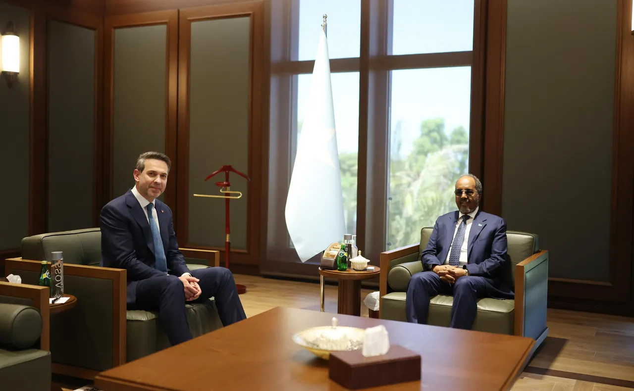 Wasiirka Tamarta Turkiga oo gaaray Muqdisho si uu uga qeyb galo soo dhaweynta markabka Çağrı Bey