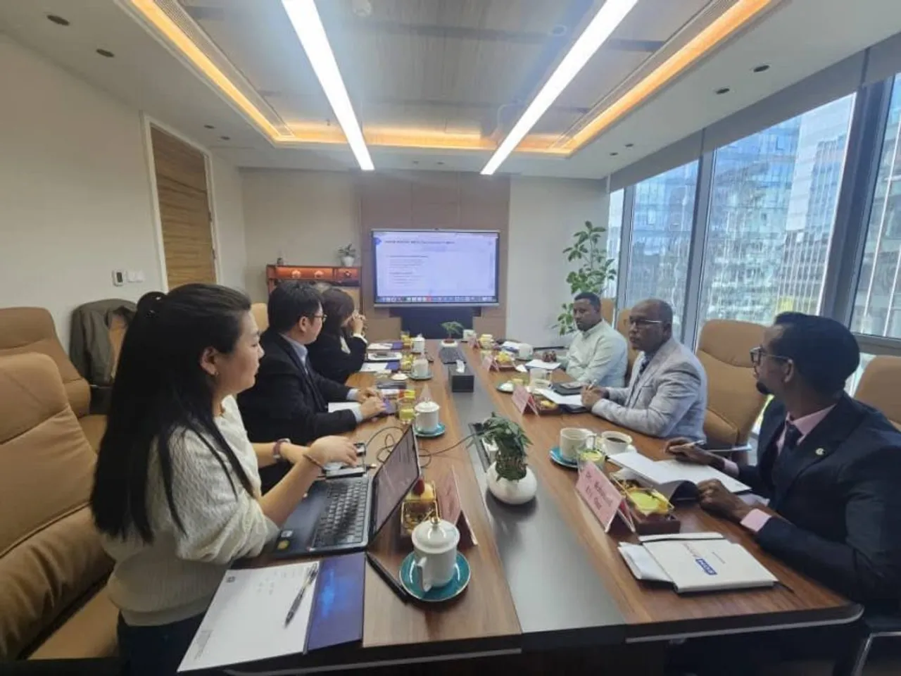 Jaamacadda Ummadda oo heshiisyo istaraatiiji ah oo tacliimeed & tiknoolajiyadeed ka gaartay Shiinaha