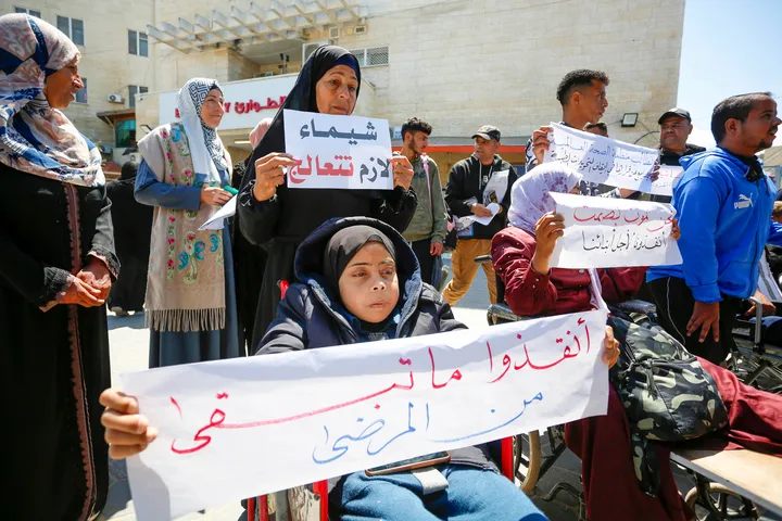 استشهاد فلسطينيين بينهم طفل برصاص جيش الاحتلال الإسرائيلي في غزة.. وتحذيرات من انهيار القطاع الصحي