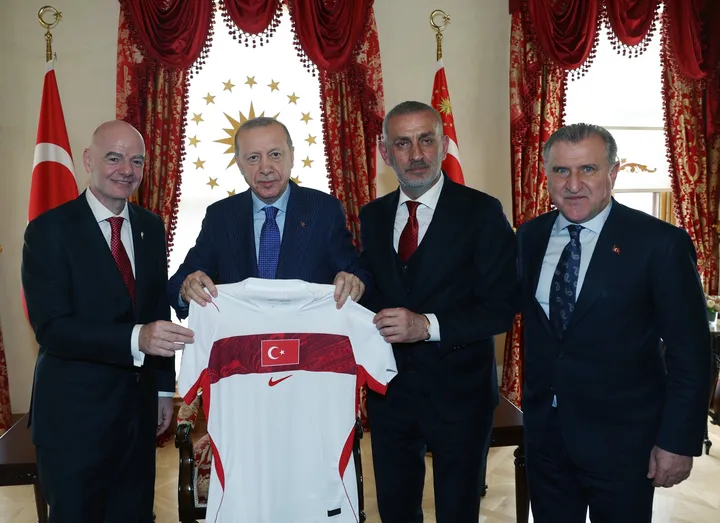 Infantino présente au président turc un maillot portant le numéro 26 et le nom "Erdoğan"