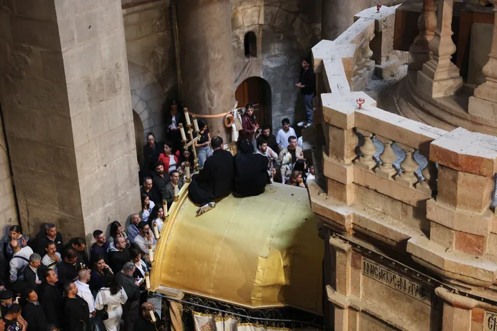 الاحتلال يشدد الإجراءات في القدس ويعيق إحياء "سبت النور" في كنيسة القيامة