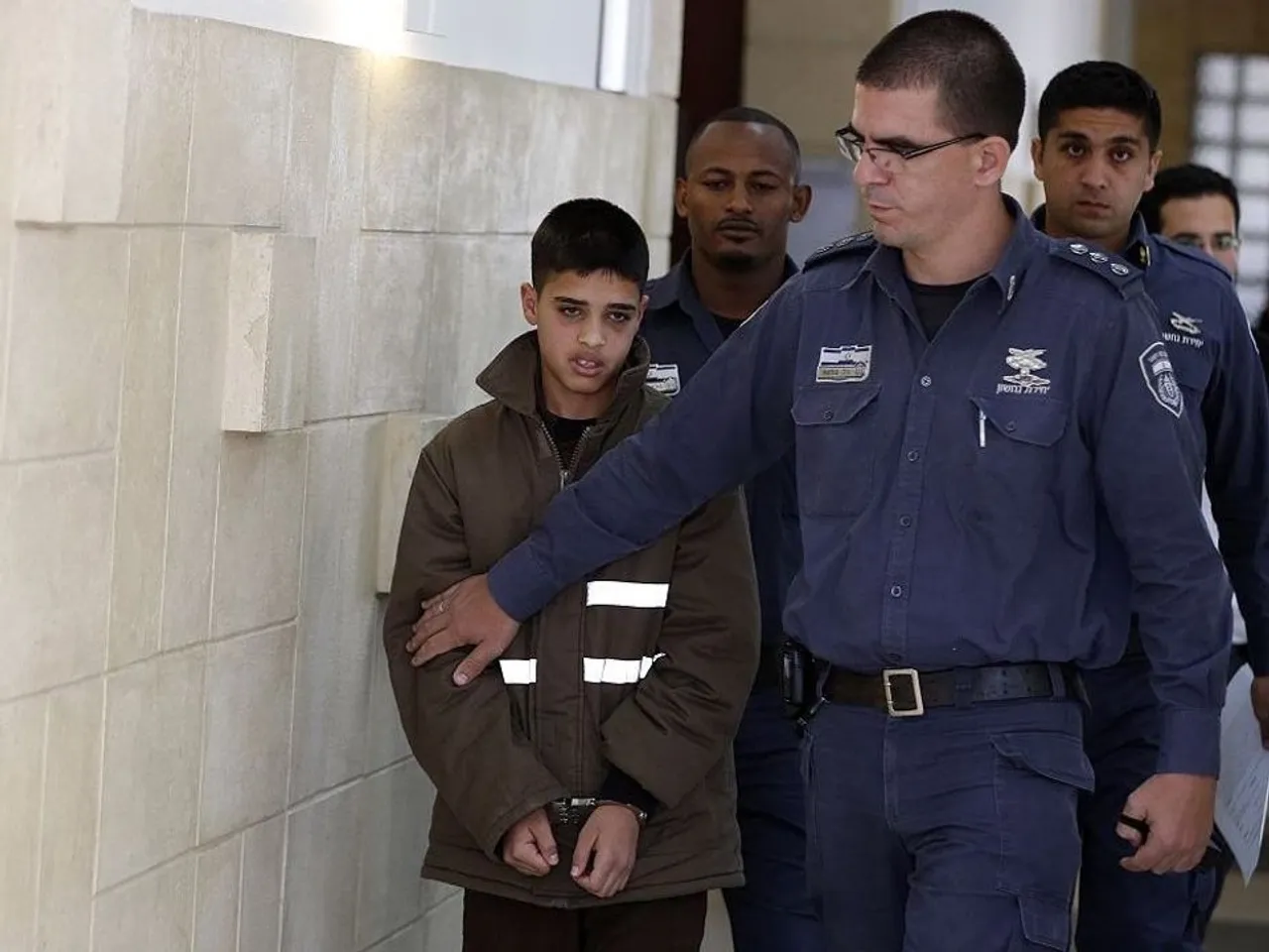 От истощения до насилия: в израильских тюрьмах содержатся 350 палестинских детей