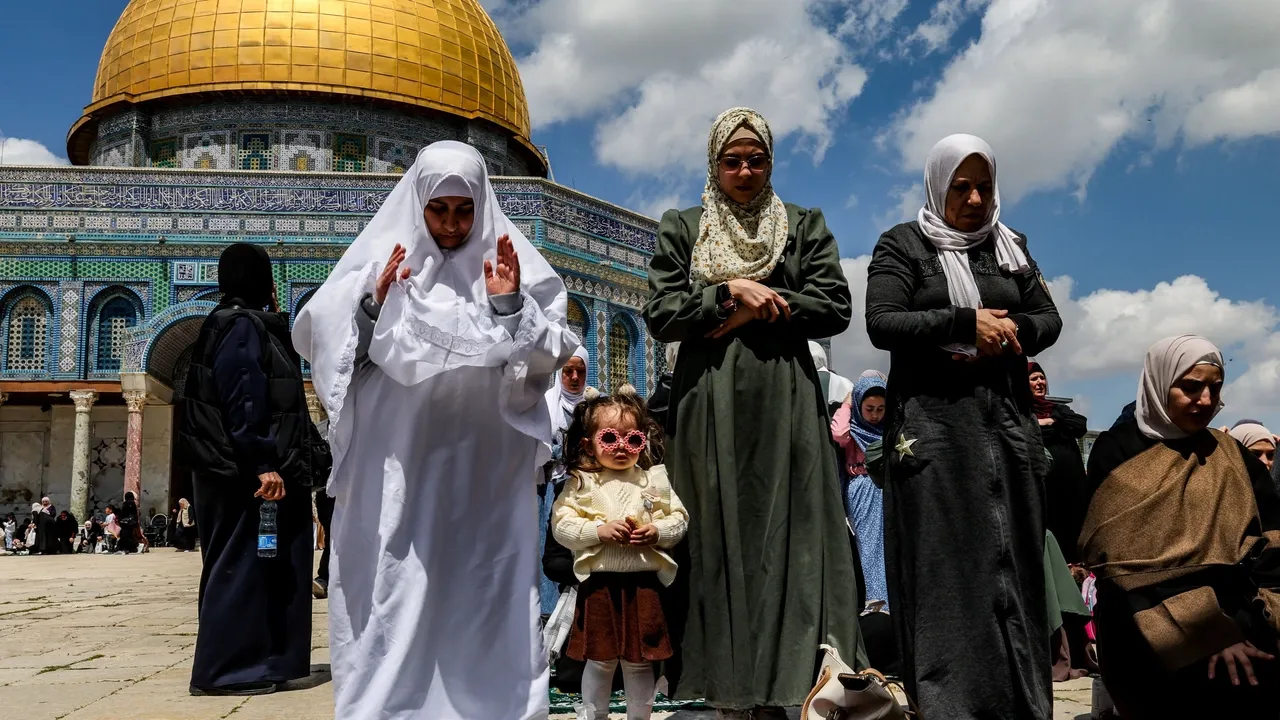 Mesquita de Al-Aqsa recebe fiéis para as primeiras orações de sexta-feira após o encerramento