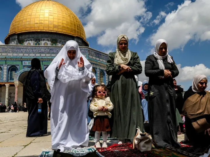 Mesquita de Al-Aqsa recebe fiéis para as primeiras orações de sexta-feira após o encerramento