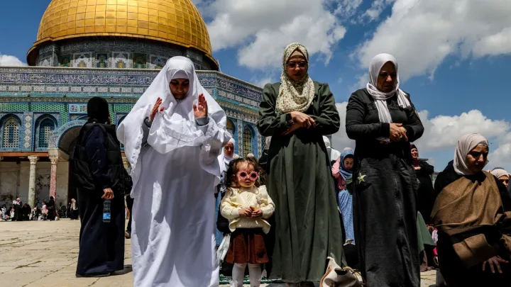Mesquita de Al-Aqsa recebe fiéis para as primeiras orações de sexta-feira após o encerramento