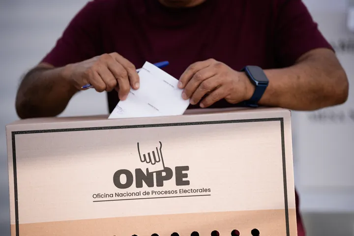 Elecciones en Perú: ¿por qué se extendió la votación, qué pasa ahora y cómo va el conteo?