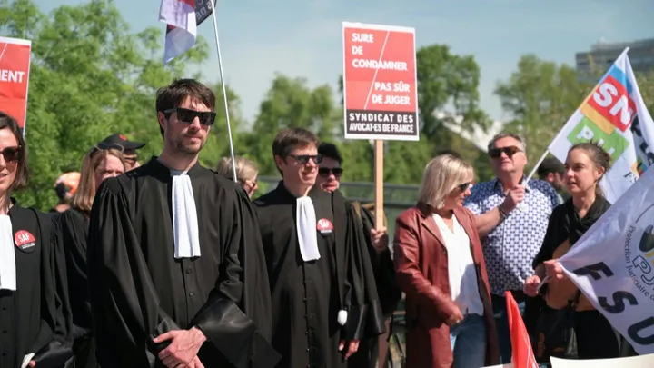 Les avocats en grève en France contre l’introduction du “plaider-coupable”
