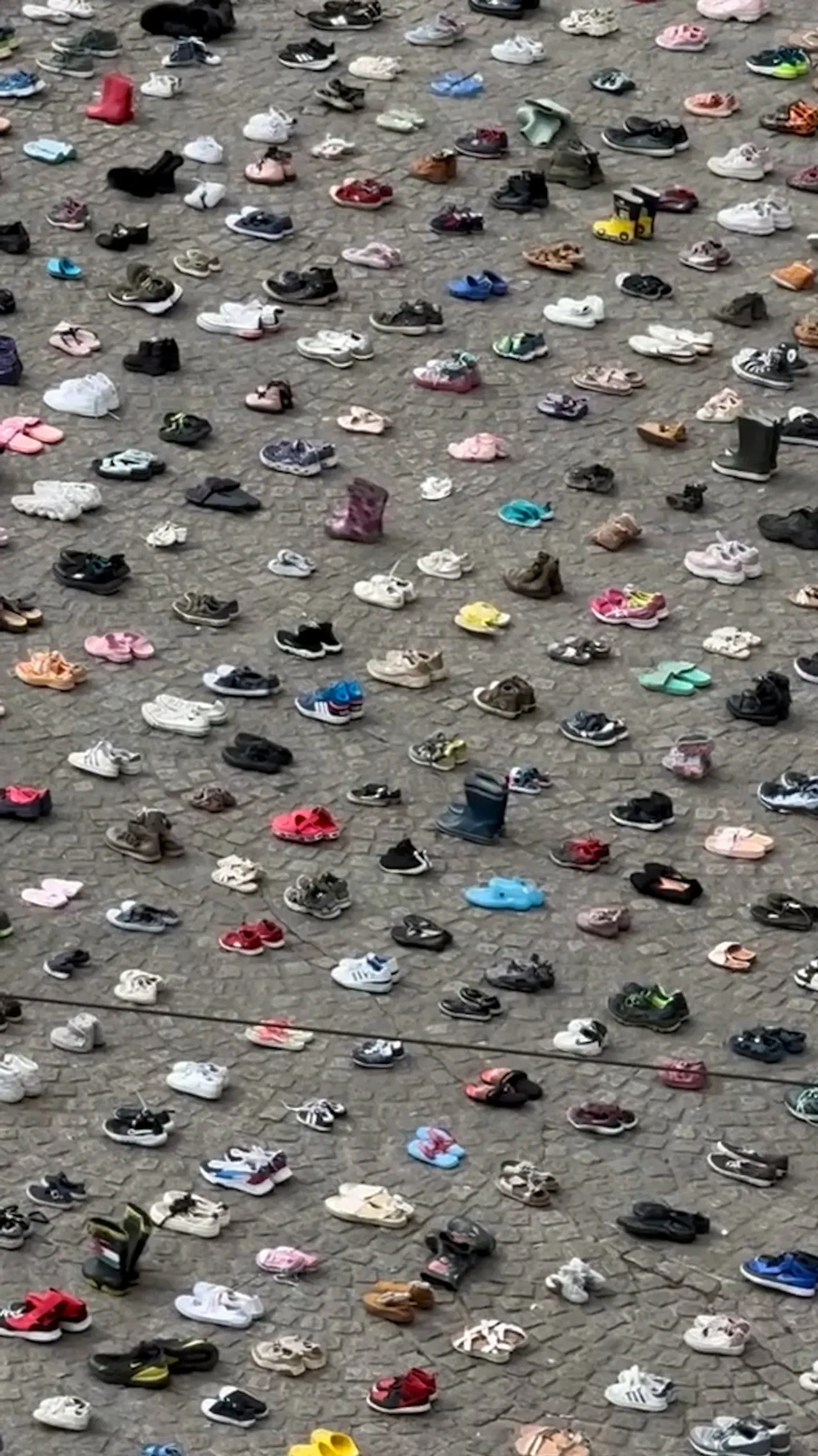 Lapangan Amsterdam dipenuhi sepatu untuk kenang korban anak- anak dan jurnalis Gaza