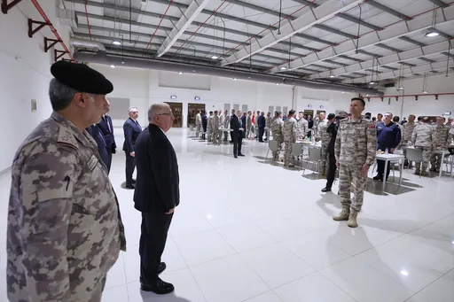 وزير الدفاع التركي يتفقد قيادة القوات القطرية-التركية المشتركة في الدوحة