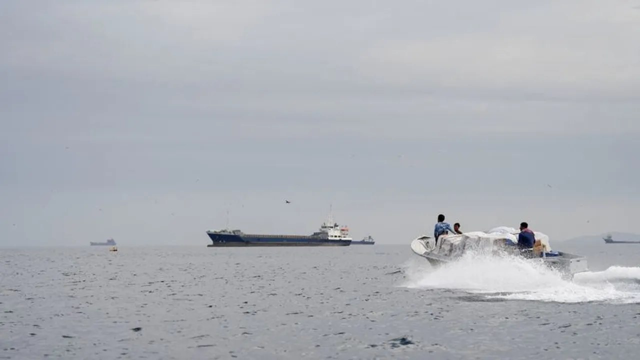 Bloqueo de EE.UU. a puertos iraníes provoca críticas, aunque buques aún pasan por estrecho de Ormuz
