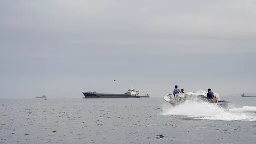 Bloqueo de EE.UU. a puertos iraníes provoca críticas, aunque buques aún pasan por estrecho de Ormuz